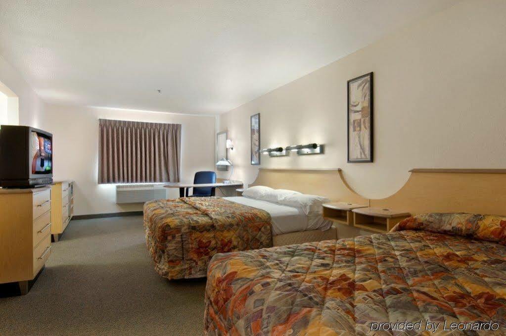 Super 8 By Wyndham I-35 2*